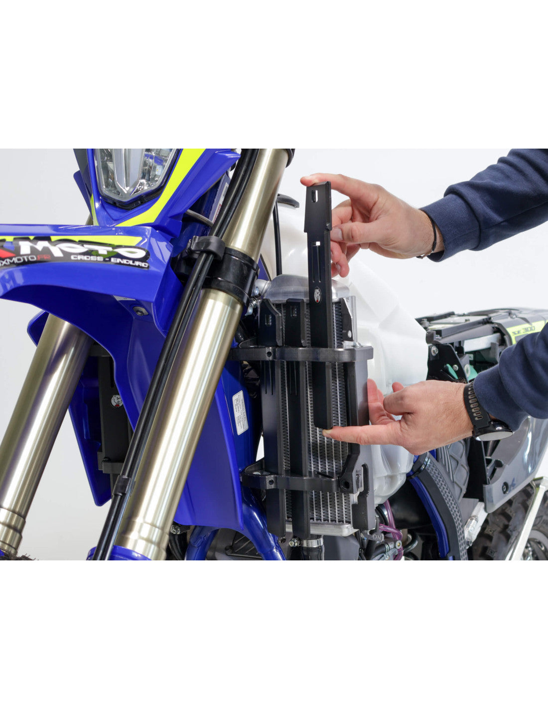 Montage des protections de radiateurs en plastique PEHD pour Sherco 2T et 4T