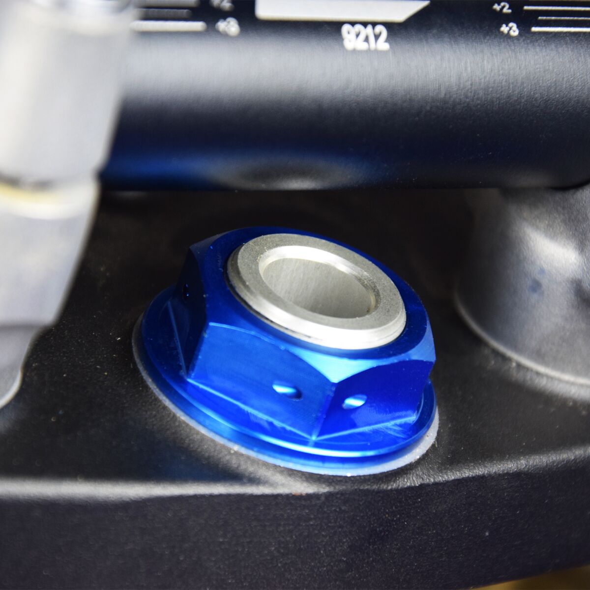 Scar Racing STEERING STEM NUT BLUE 3.24100N