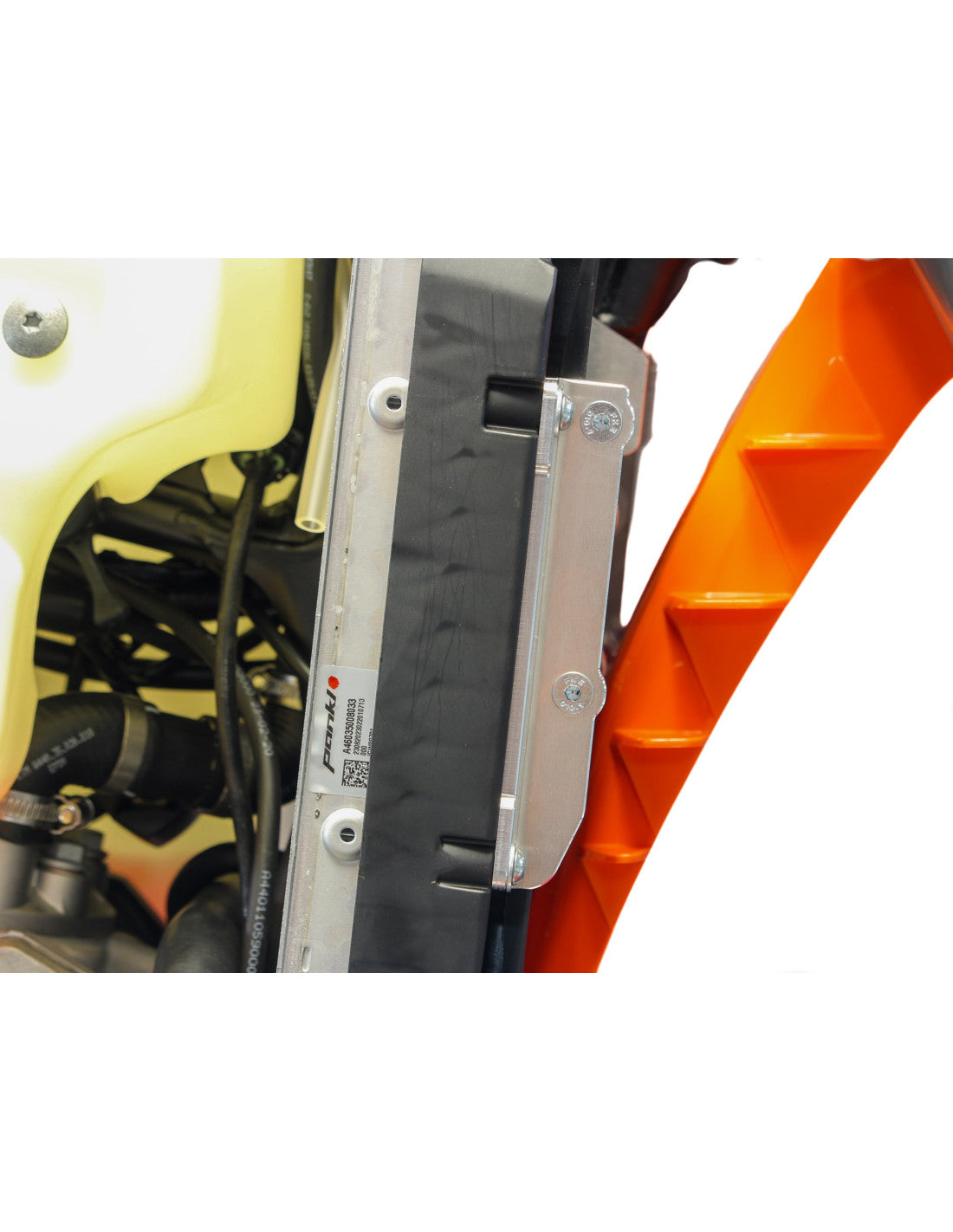 Vue de côté des renforts de radiateurs en aluminium avec entretoises noires pour KTM, Husqvarna et GasGas