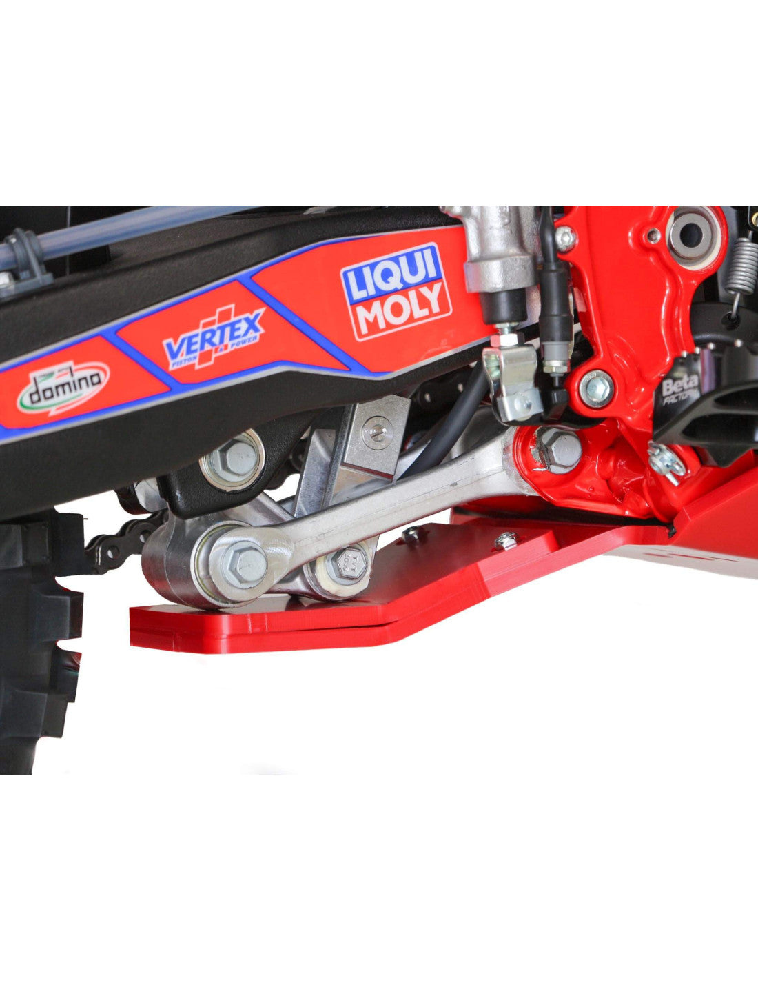 Vue rapprochée de la protection biellette du sabot rouge en plastique PEHD pour Beta 250RR Racing et 300RR Racing