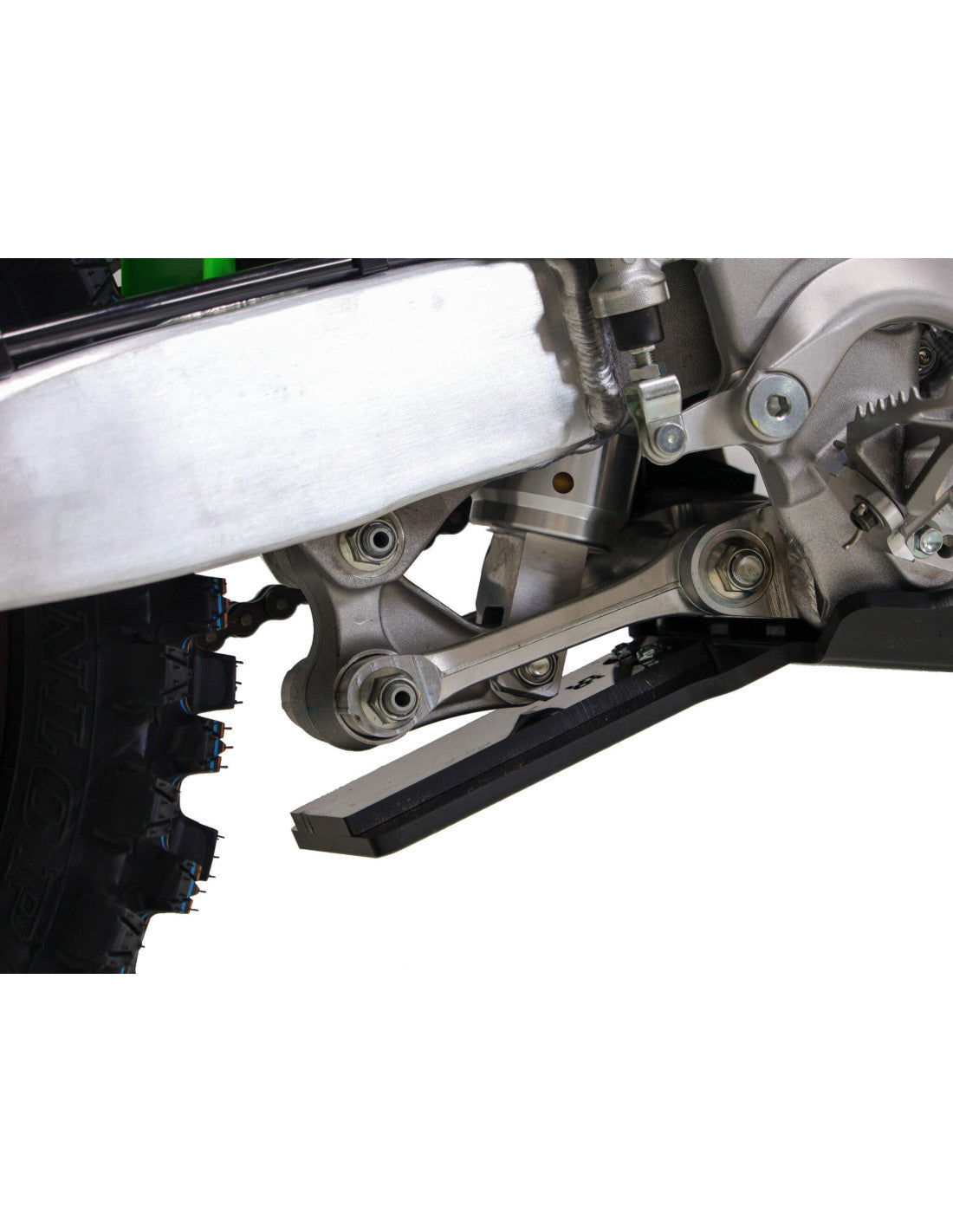Vue rapprochée de la protection de biellette du sabot noir en plastique PEHD pour Kawasaki KX250 / KX250X