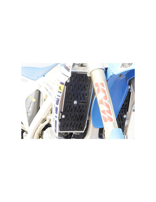 Vue de face des protections de radiateur en aluminium pour TM Racing