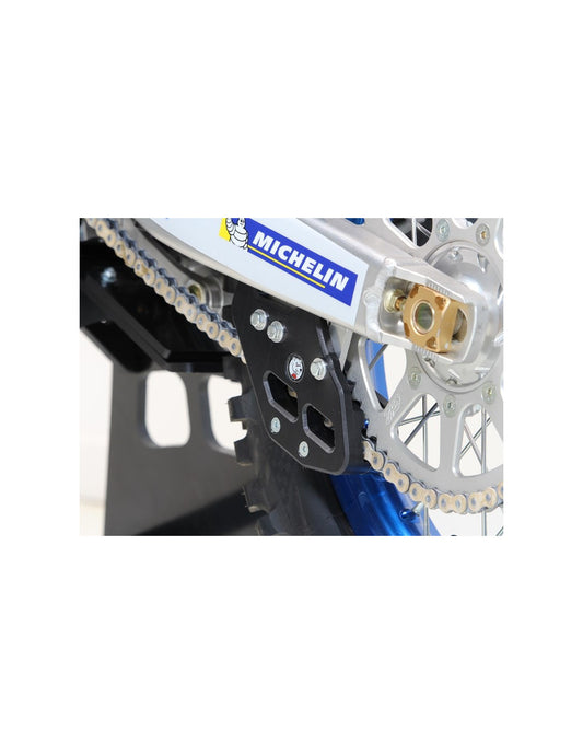 Vue arrière du guide chaine noir en plastique UHMW pour TM Racing