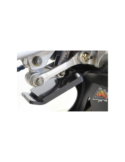 Vue rapprochée de la protection de biellette du sabot noir en plastique PEHD pour TM Racing 250 - 300EN