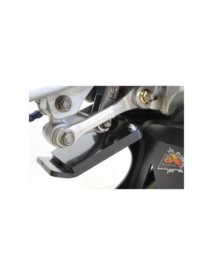 Vue rapprochée de la protection de biellette du sabot noir en plastique PEHD pour TM Racing 250 - 300