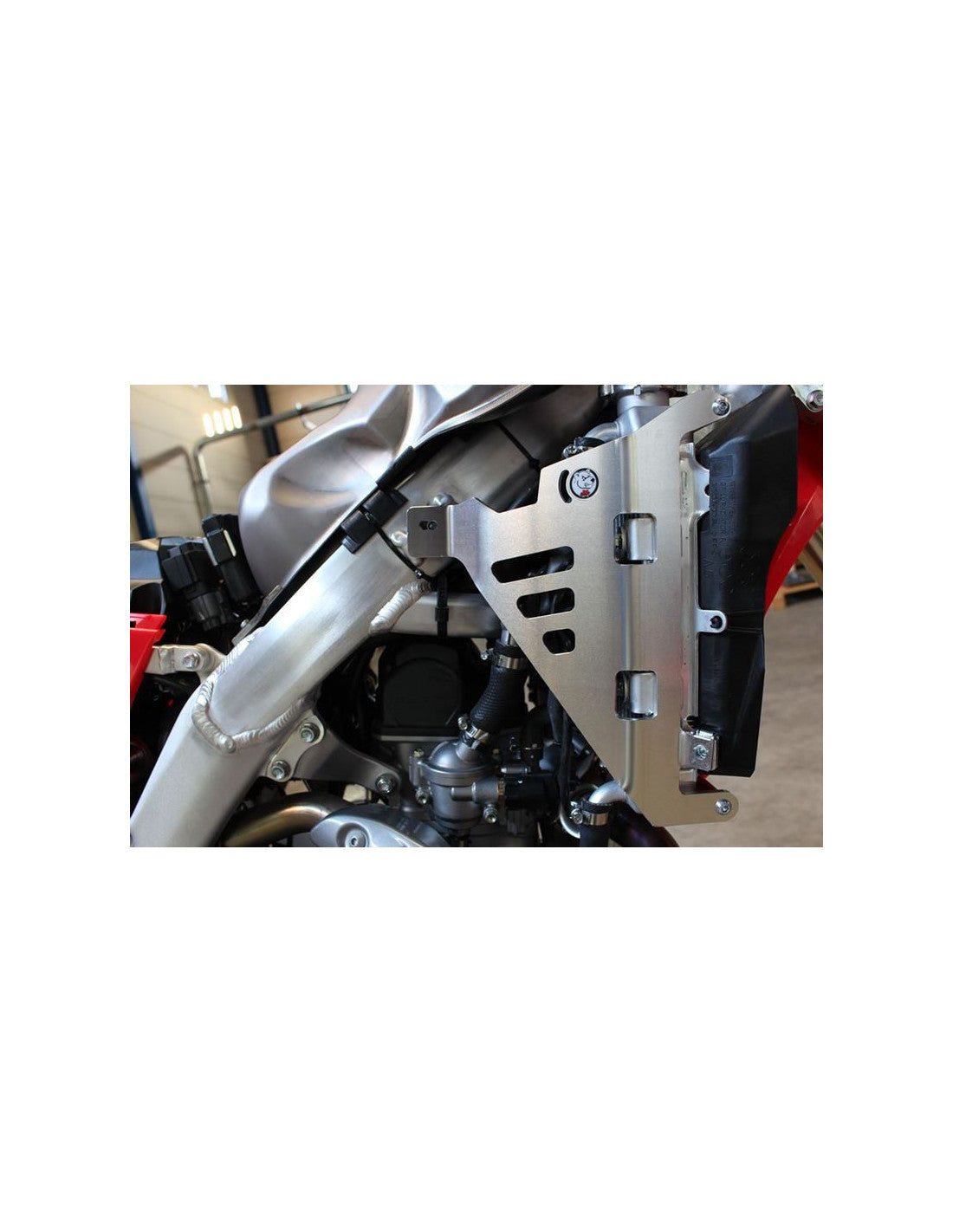 Vue de côté des protections de radiateurs en aluminium pour Honda CRF450L - CRF450XR