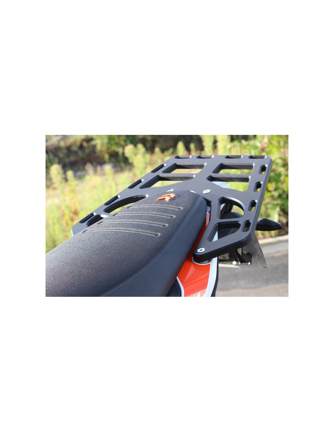 Vue avant du porte paquet en plastique PEHD 15mm noir pour KTM 390 Adventure