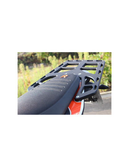 Vue avant du porte paquet en plastique PEHD 15mm noir pour KTM 390 Adventure
