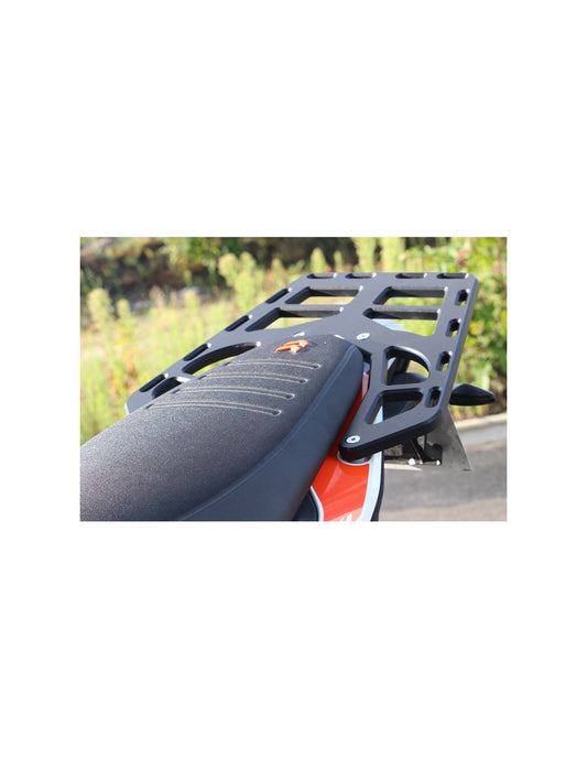 Vue avant du porte paquet en plastique PEHD 15mm noir pour KTM 390 Adventure