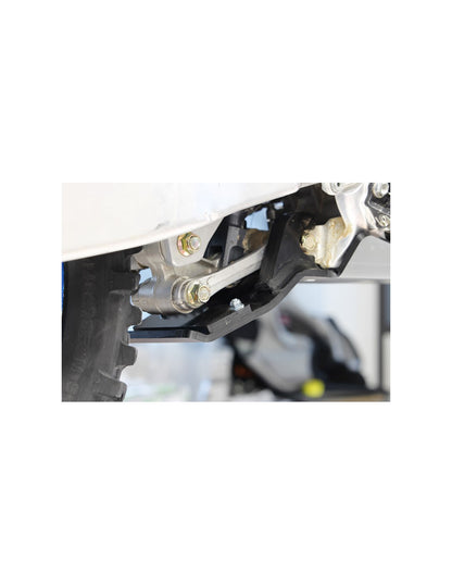 Vue rapprochée de la protection de biellette du sabot noir en plastique PEHD pour TM Racing EN250Fi et EN300Fi