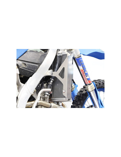 Vue arrière droite des protections de radiateurs en aluminium pour TM Racing EN250Fi et EN300Fi