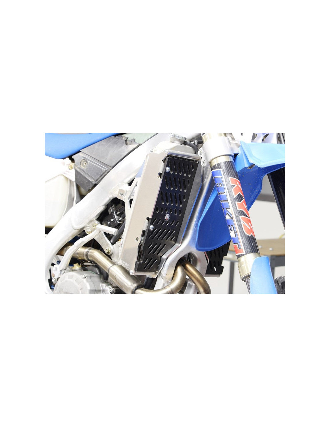 Vue de côté des protections de radiateurs en aluminium pour TM Racing EN250Fi et EN300Fi