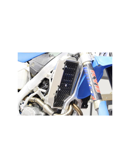 Vue de côté des protections de radiateurs en aluminium pour TM Racing EN250Fi et EN300Fi