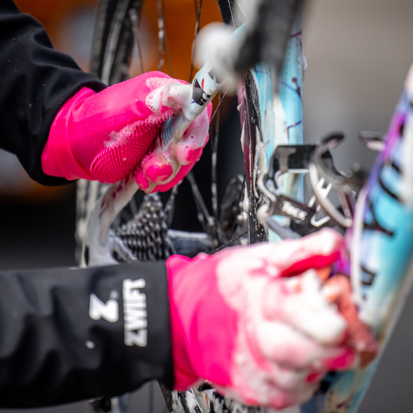 Muc-Off Deep Scrubber Gloves Medium - Image 3