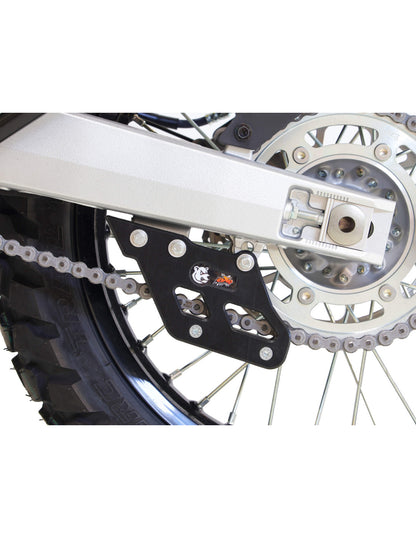 Vue latérale du guide chaine noir en plastique UHMW pour Suzuki DR-Z4S