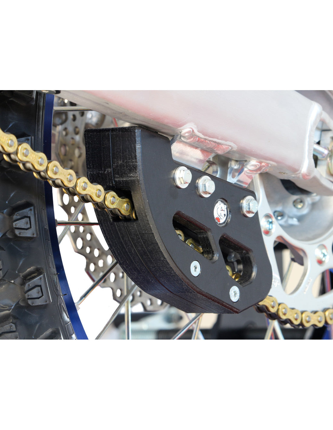 Vue avant du guide chaine noir en plastique UHMW pour YZ250F et YZ450F