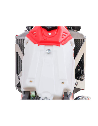 Vue arrière des protections de radiateurs en aluminium avec entretoises rouges et plaques démontables en plastique pour Beta 250