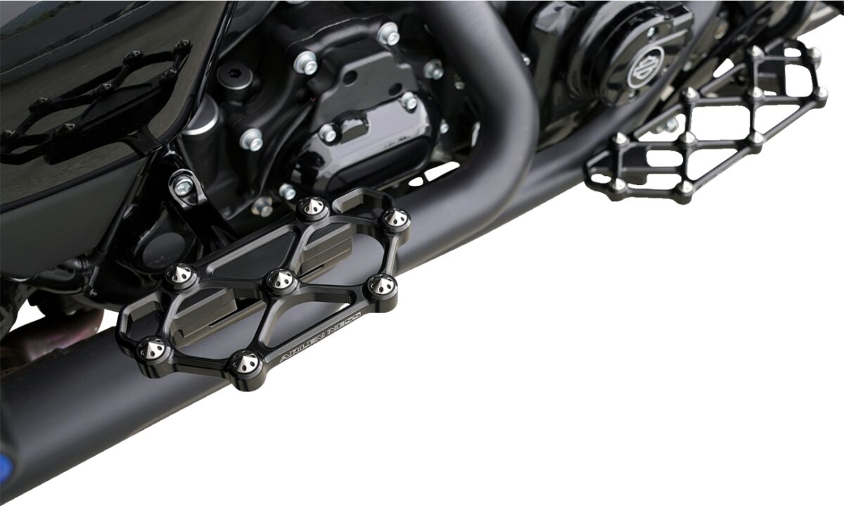 ARLEN NESS FLOORBOARD PASSENGER DIAMOND ALL BLACK 410-058