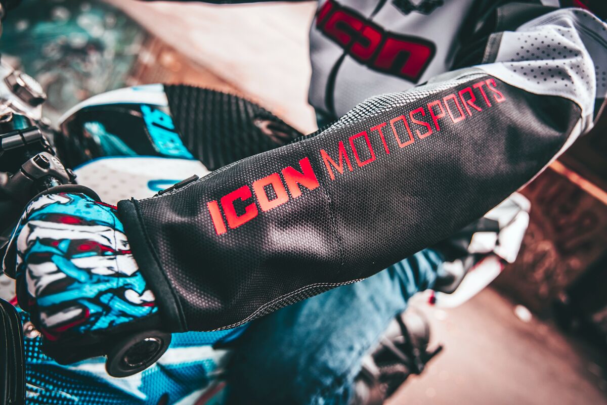 ICON JKT HOOLIGAN U-BOLT RD SM 2820-5540