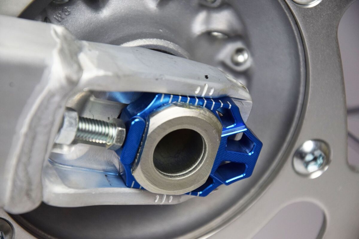 Scar Racing AXLE BLOCK YAMAHA BLUE AB102