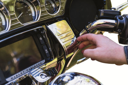 KURYAKYN DELUXE STEREO TRIM TRI-LINE KIT CHROME KUR7240