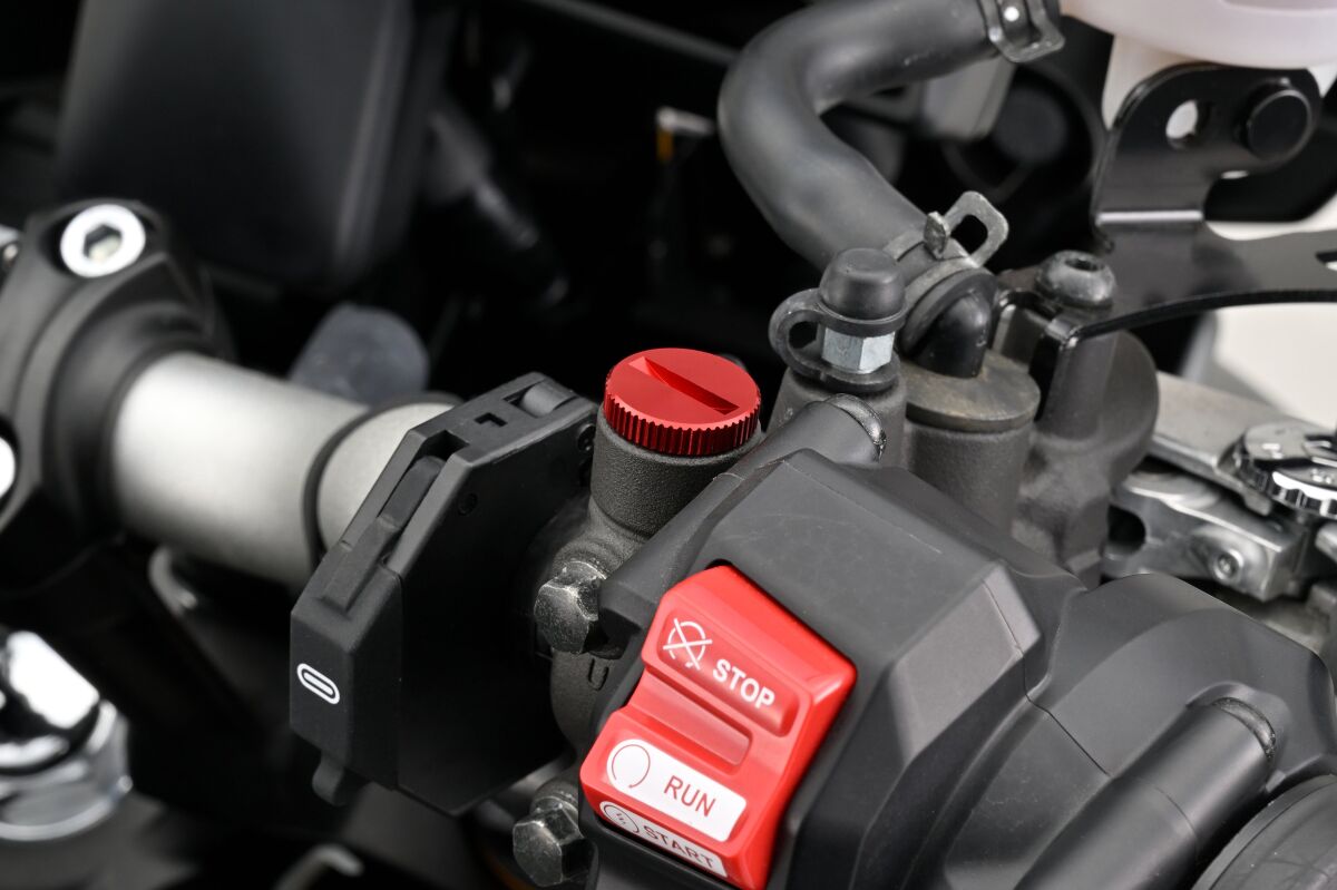 DAYTONA MIRROR PLUG BOLT RED LEFT 80945