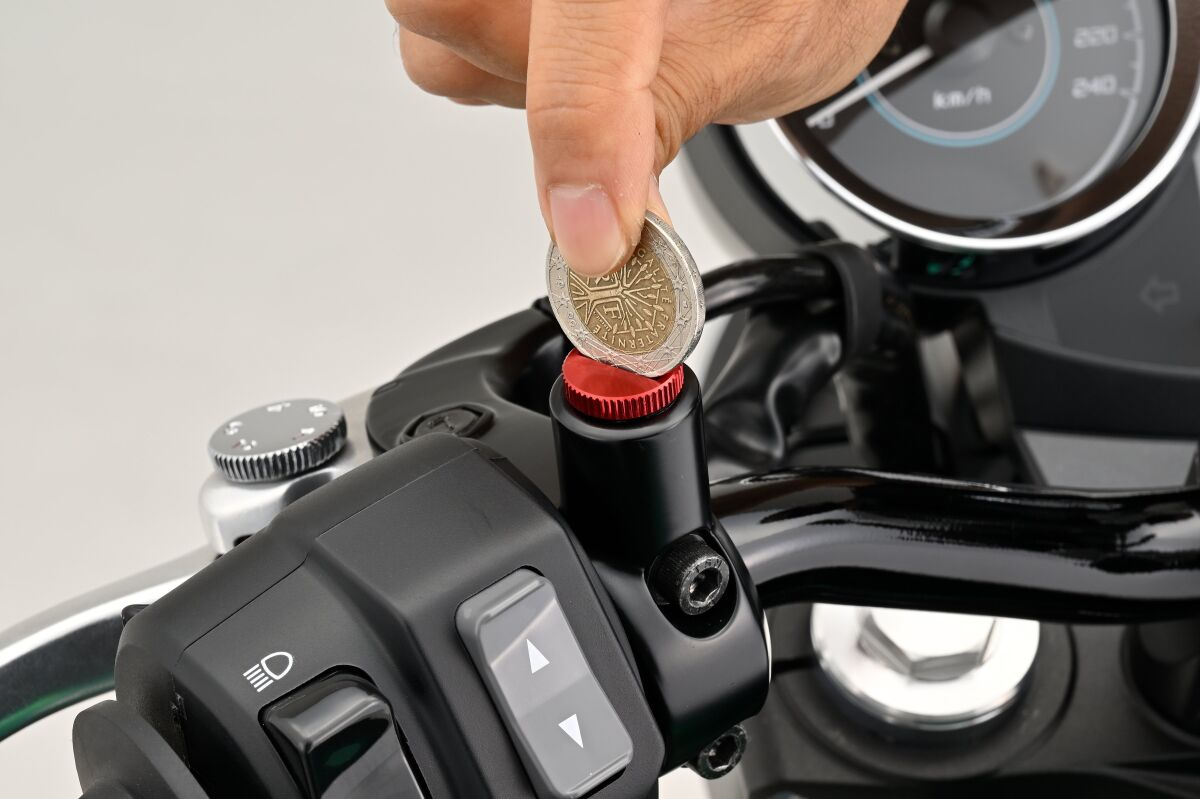 DAYTONA MIRROR PLUG BOLT RED RIGHT 80941