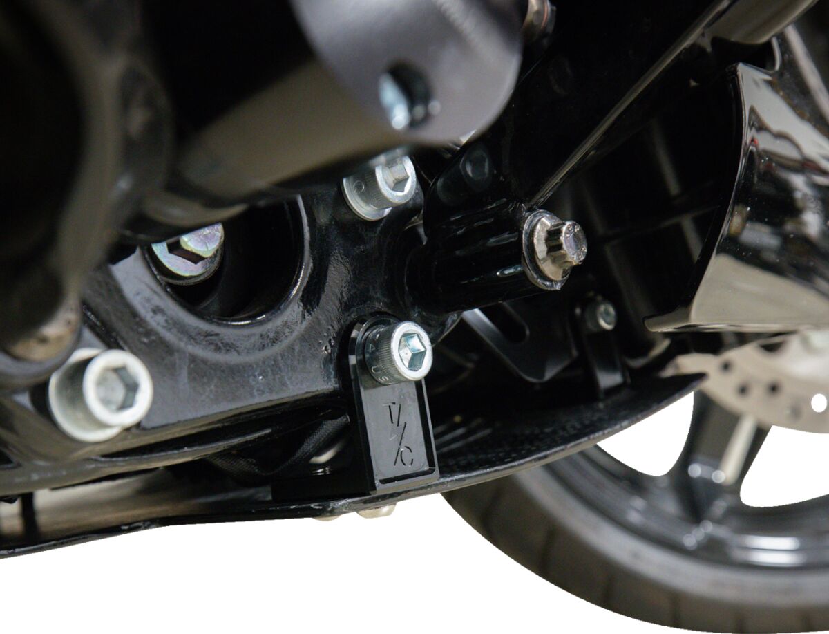 THRASHIN SUPPLY CO PLATE SKID CARBON GLOSS W/BLACK 2024 FLHX FLTRX TSC-3034-1