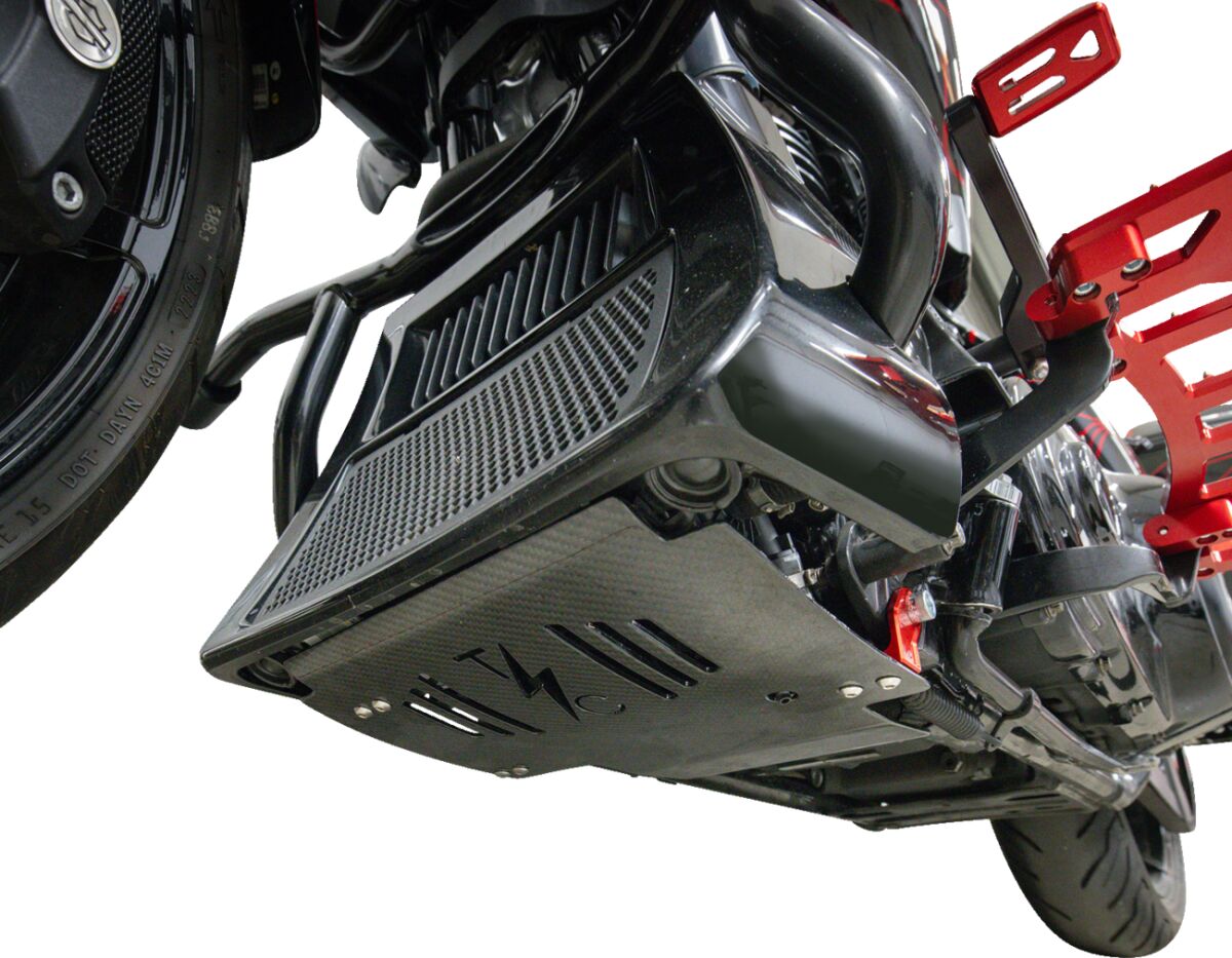 THRASHIN SUPPLY CO PLATE SKID CARBON GLOSS W/RED 2024 FLHX FLTRX TSC-3034-2