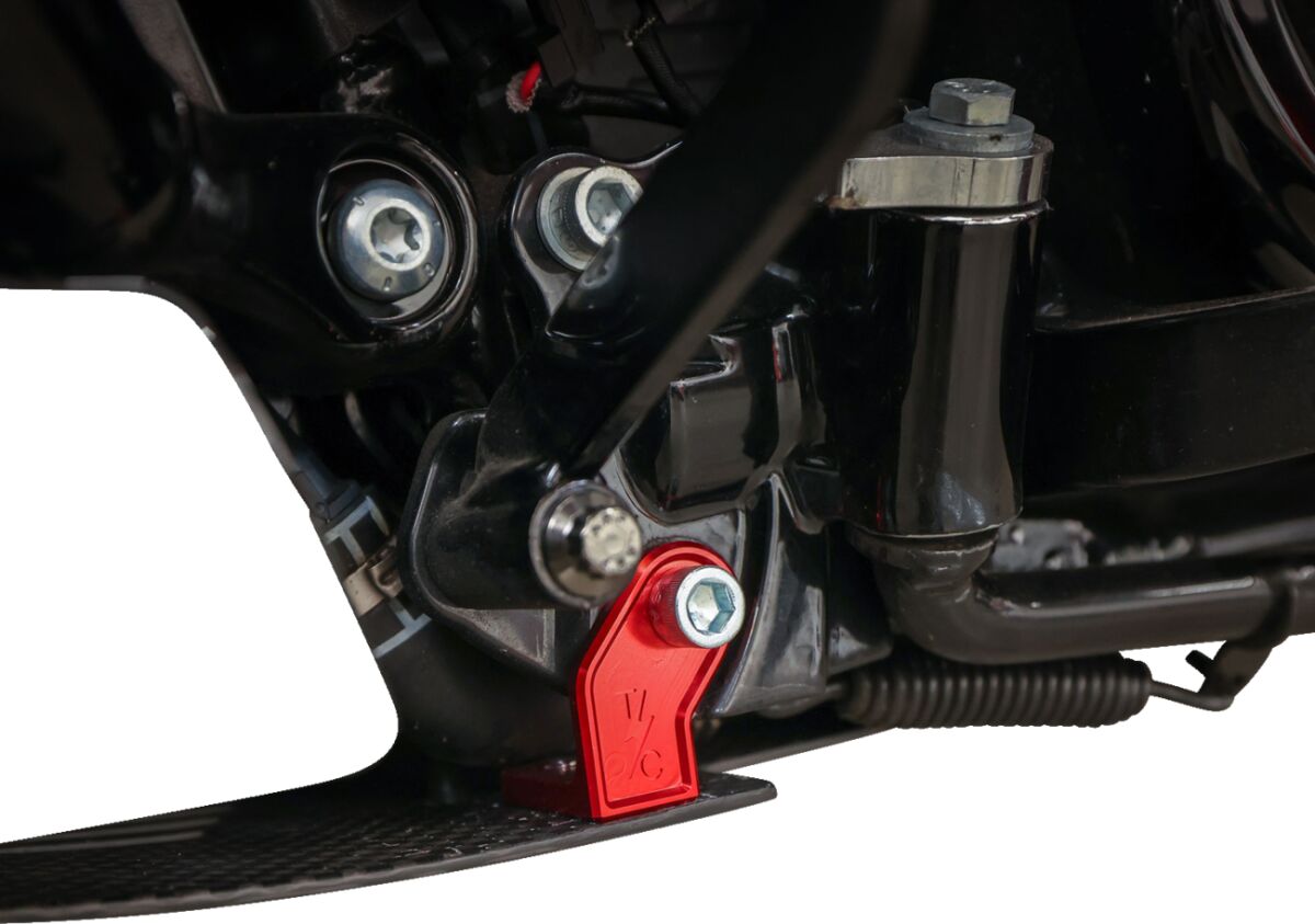 THRASHIN SUPPLY CO PLATE SKID CARBON GLOSS W/RED 2024 FLHX FLTRX TSC-3034-2