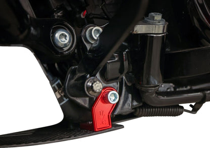 THRASHIN SUPPLY CO PLATE SKID CARBON GLOSS W/RED 2024 FLHX FLTRX TSC-3034-2