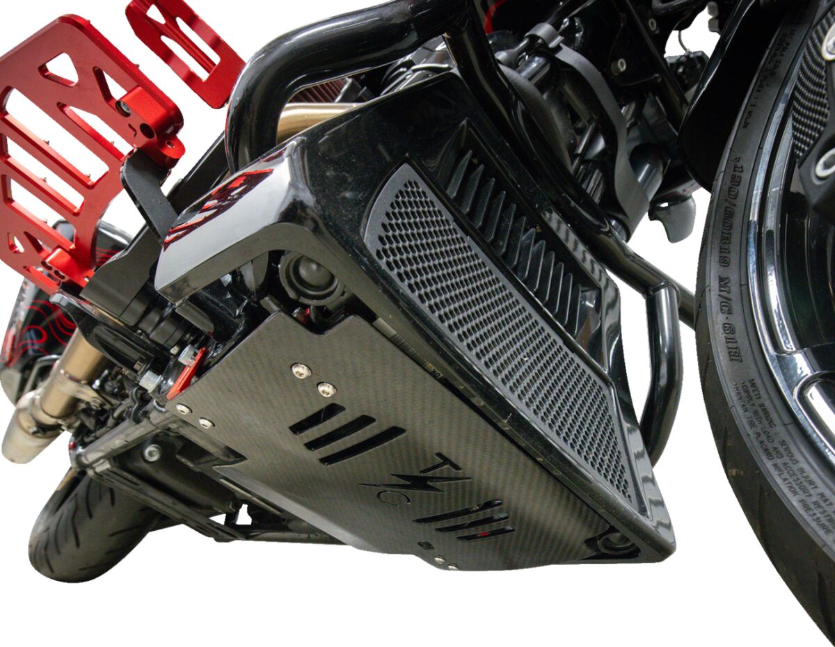 THRASHIN SUPPLY CO PLATE SKID CARBON GLOSS W/RED 2024 FLHX FLTRX TSC-3034-2