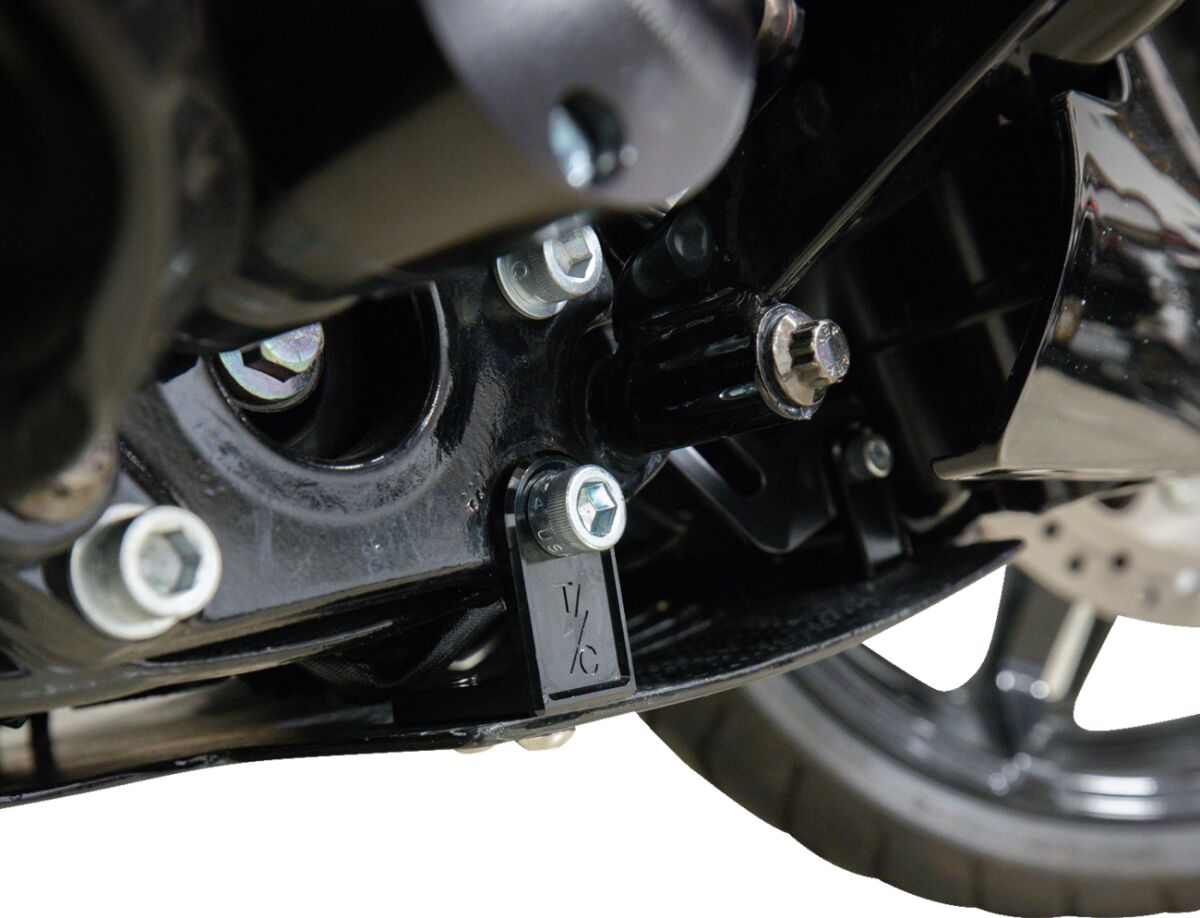 THRASHIN SUPPLY CO PLATE SKID CARBON FORGED W/BLACK 2024 FLHX FLTRX TSC-3035-1