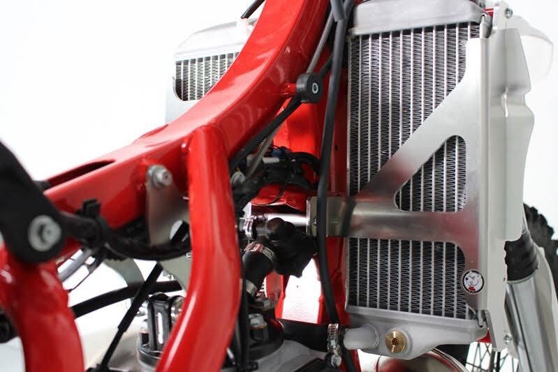 AXP Racing RADIATOR BRACE RR125-300 20-23 RD AX1552