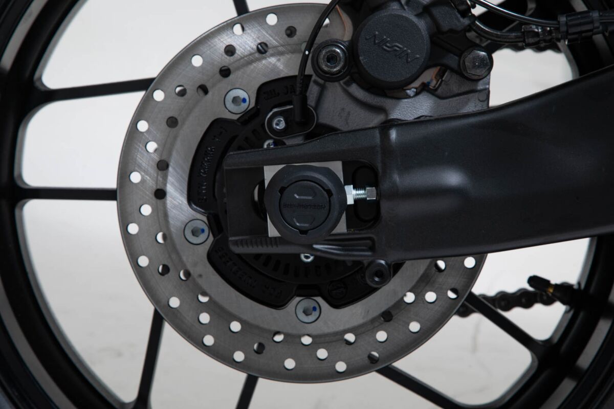 SW-MOTECH REAR AXLE SLIDER SET BLACK Yamaha Tracer 9 STP.06.176.11000/B