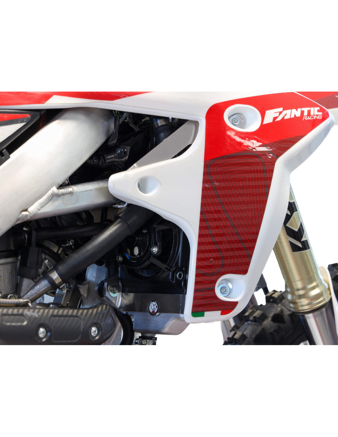 Vue arrière des protections de radiateurs en aluminium montées sur une Fantic