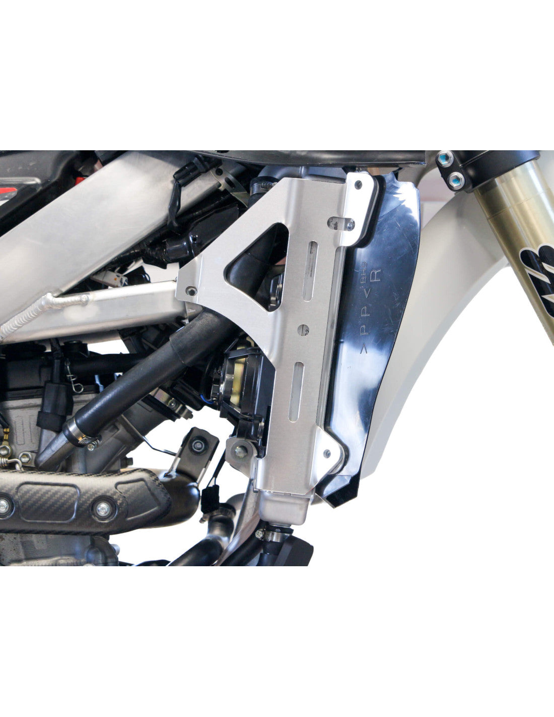 Side view of the radiator braces in aluminum for Yamaha and Fantic