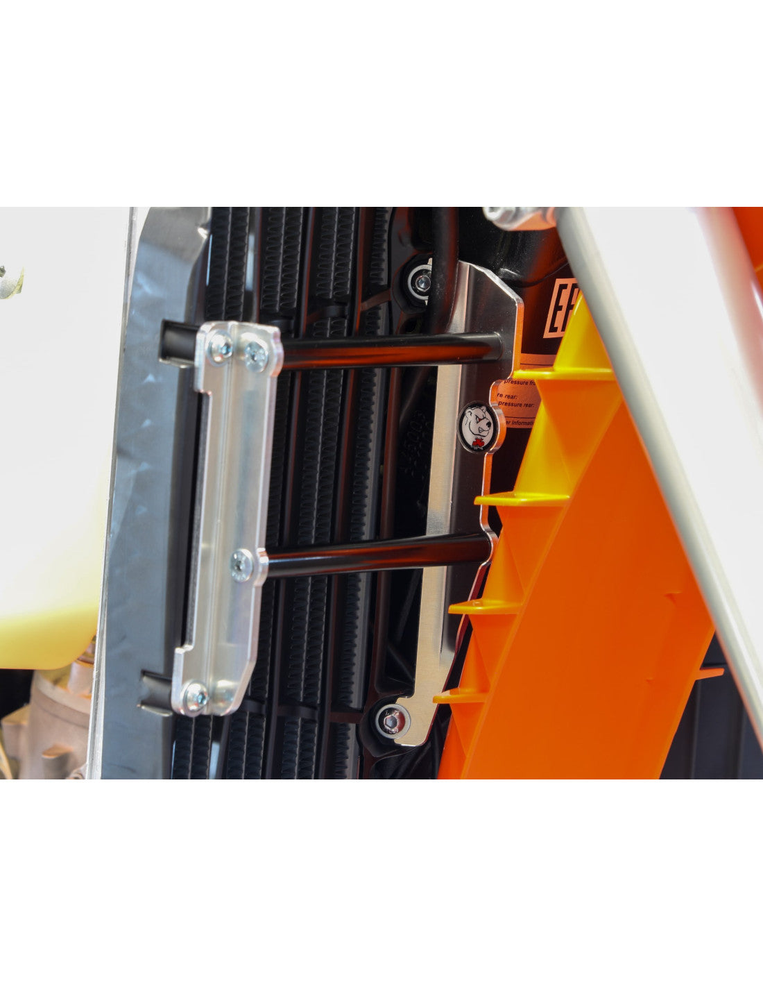 Vue latérale des renforts de radiateurs en aluminium avec entretoises noires pour KTM, Husqvarna et GasGas