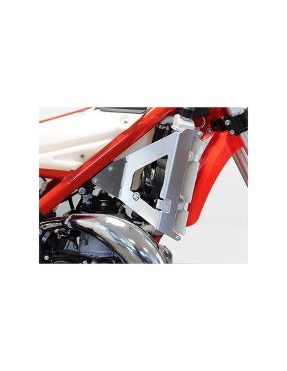 Side view of the radiator braces in aluminum for Beta 250 et 300Xtrainer