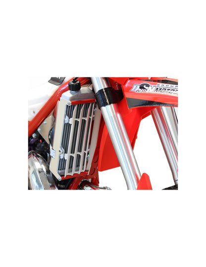 Vue avant droite des protections de radiateurs en aluminium pour Beta 250 et 300Xtrainer