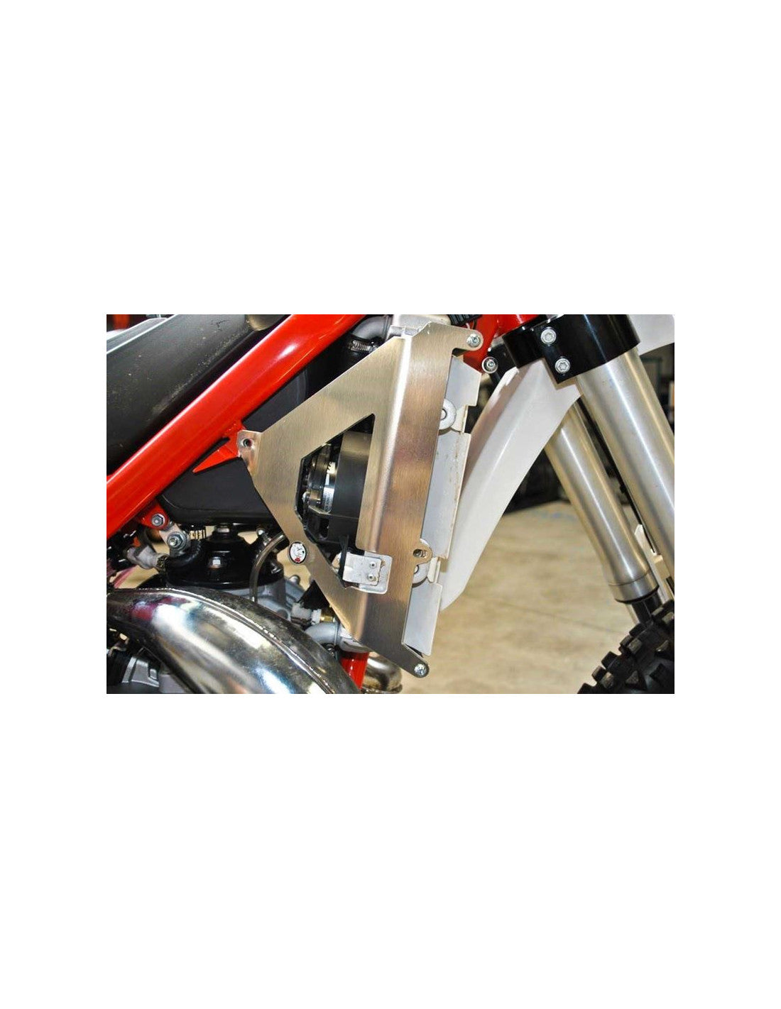 Radiator braces in aluminum with black spacers for Beta 300 Xtrainer