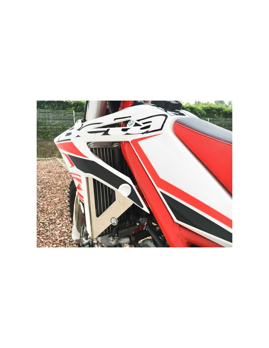 Side view of the radiator braces in aluminum for Beta 300 Xtrainer