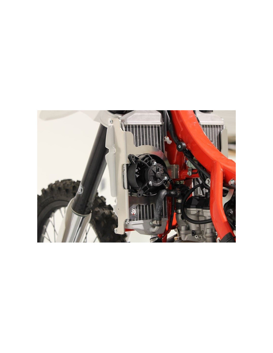 Rear left view of the radiator braces in aluminum for Beta