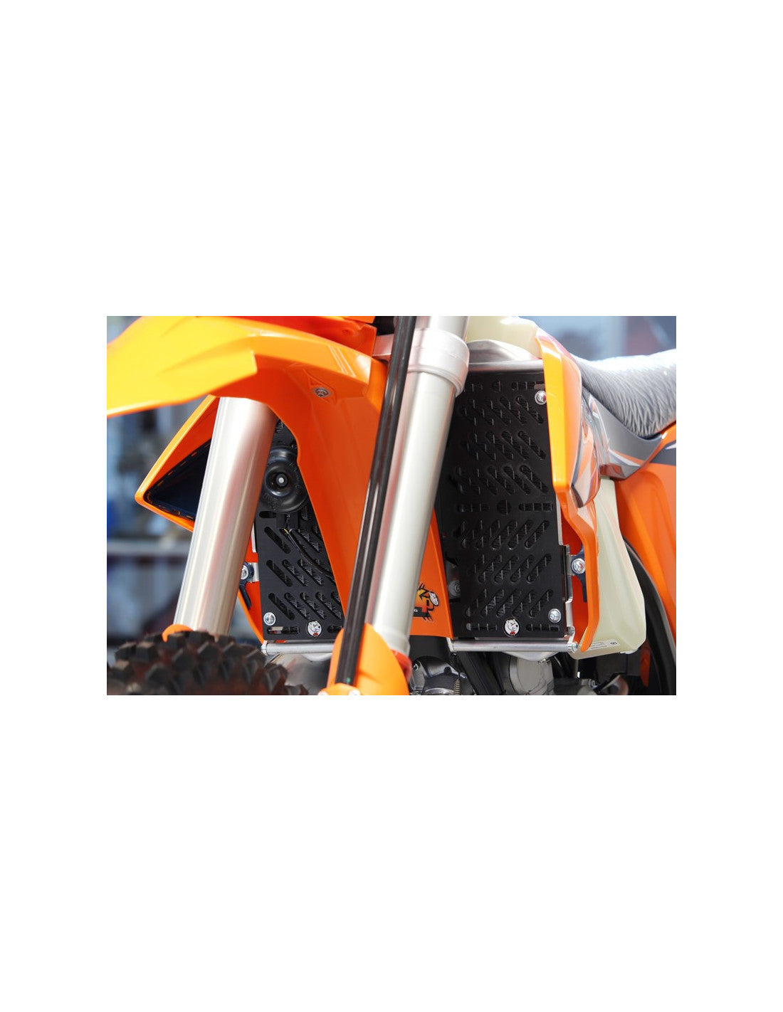 Front view of the radiator braces in aluminum for KTM and Husqvarna