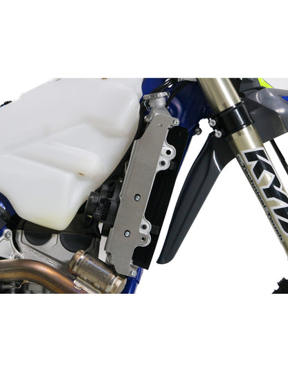 Vue latérale des protections de radiateurs en aluminium pour Sherco SEF300