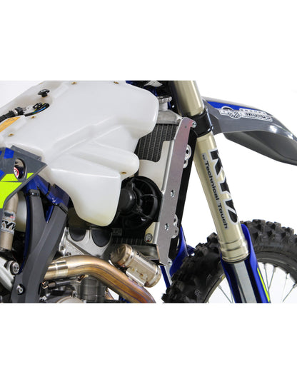 Vue arrière droite des protections de radiateurs en aluminium pour Sherco SEF300