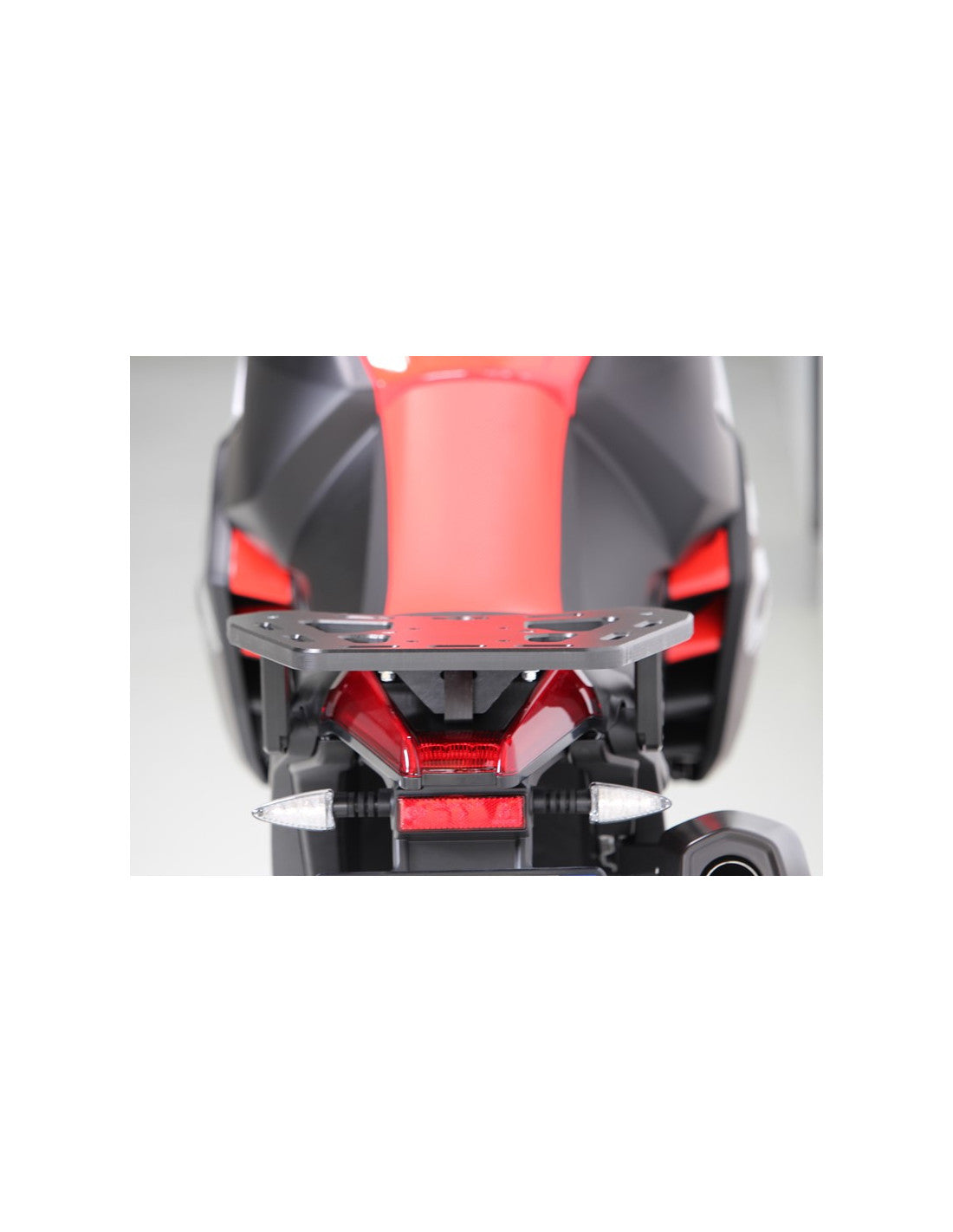 Vue arrière du porte paquet noir en plastique PEHD 15mm pour Aprilia Tuareg 660