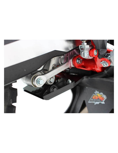Vue rapprochée de la protection biellette du sabot noir en plastique PEHD pour Beta 250RR Racing et 300RR Racing