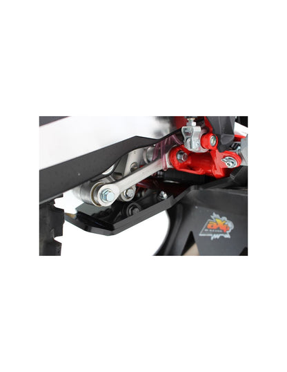 Vue rapprochée de la protection de biellette du sabot noir en plastique PEHD pour Beta 250RR - 300RR