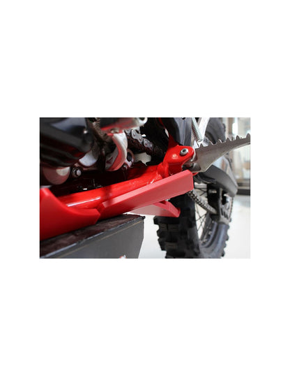 Vue rapprochée de la protection de biellette du sabot rouge en plastique PEHD pour Beta 250RR - 300RR